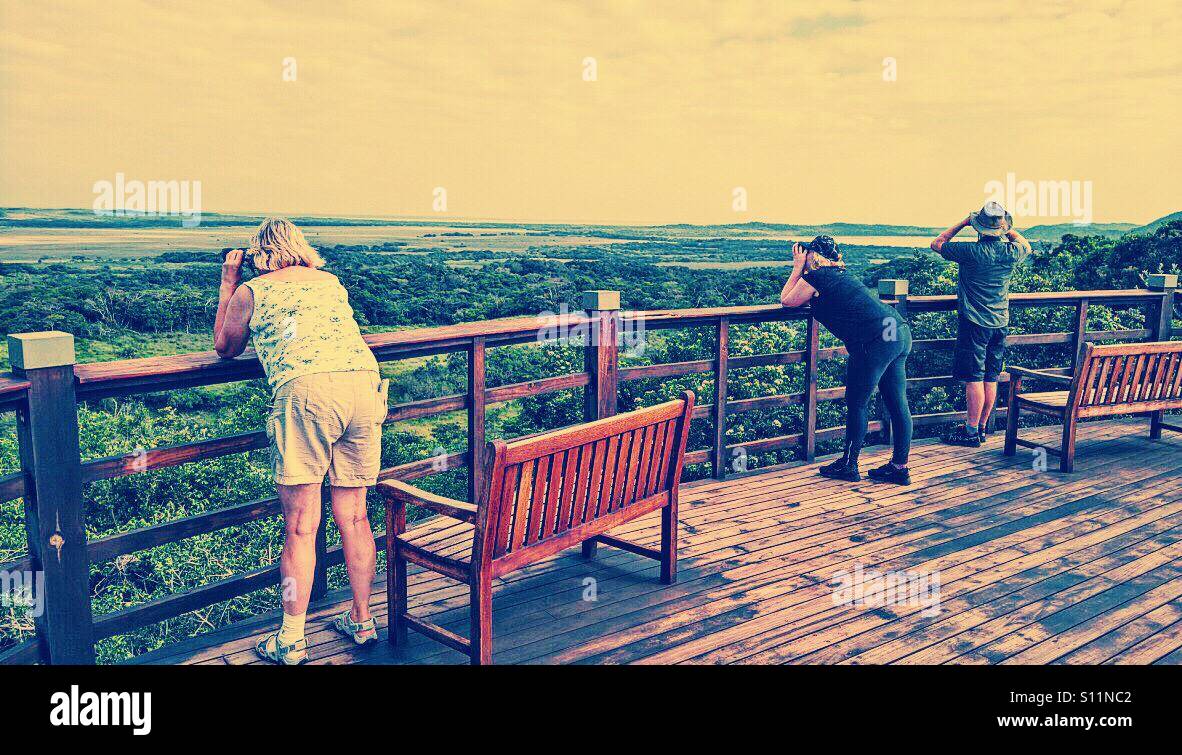I turisti sulla piattaforma di osservazione in Isimangaliso Wetland Park, KwaZulu Natal provincia, Sud Africa - Immagine stock catturata con smartphone