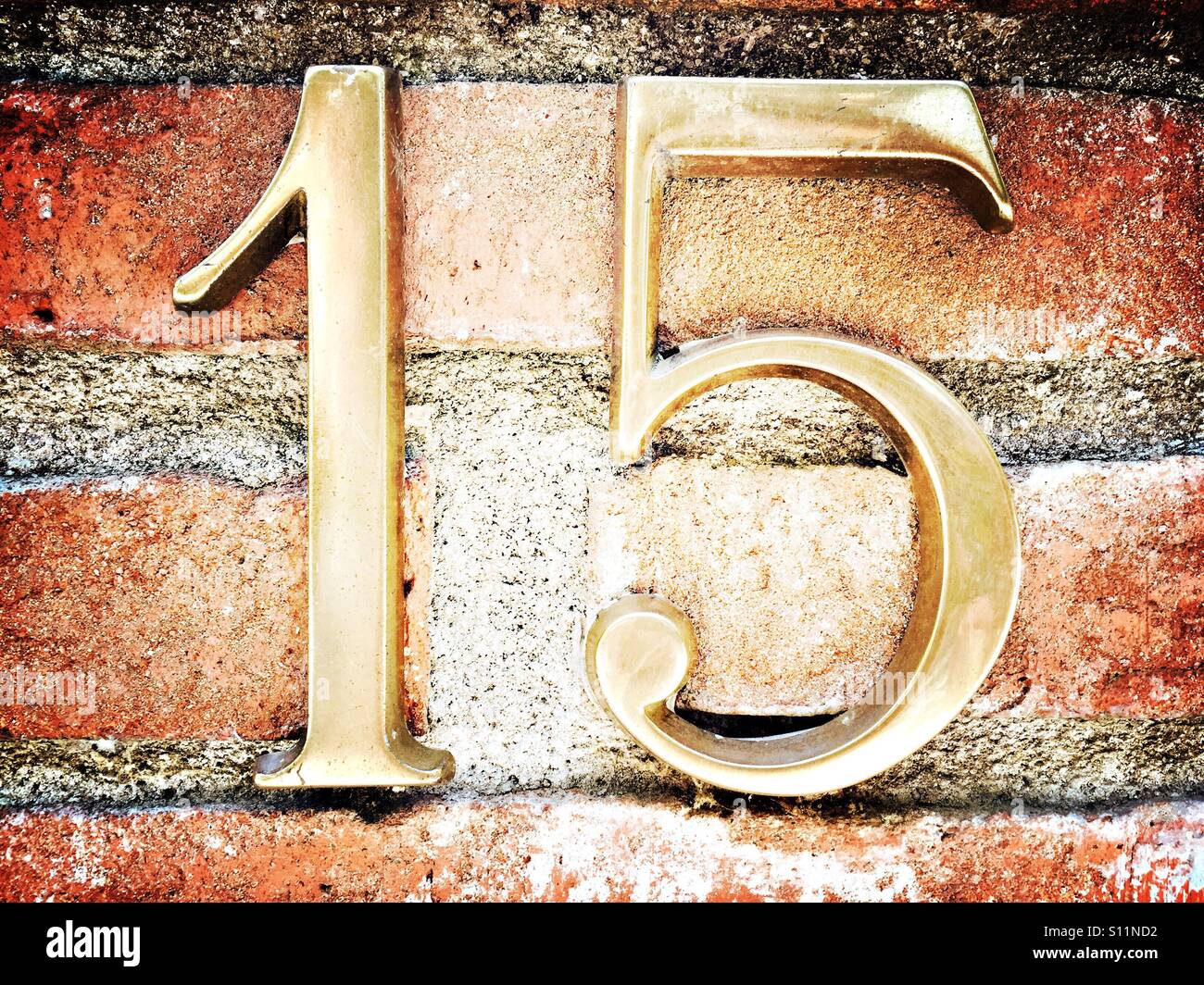 Numero 15 in metallo oro scritte Foto Stock