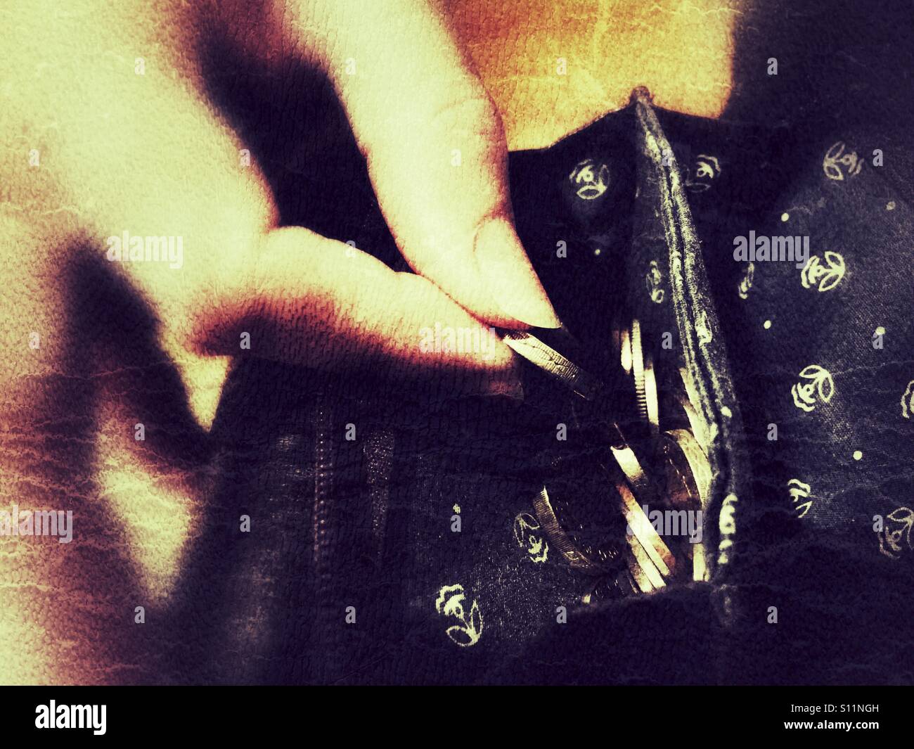 Prendendo un £1 gettone al di fuori di un portamonete. - Immagine stock catturata con smartphone