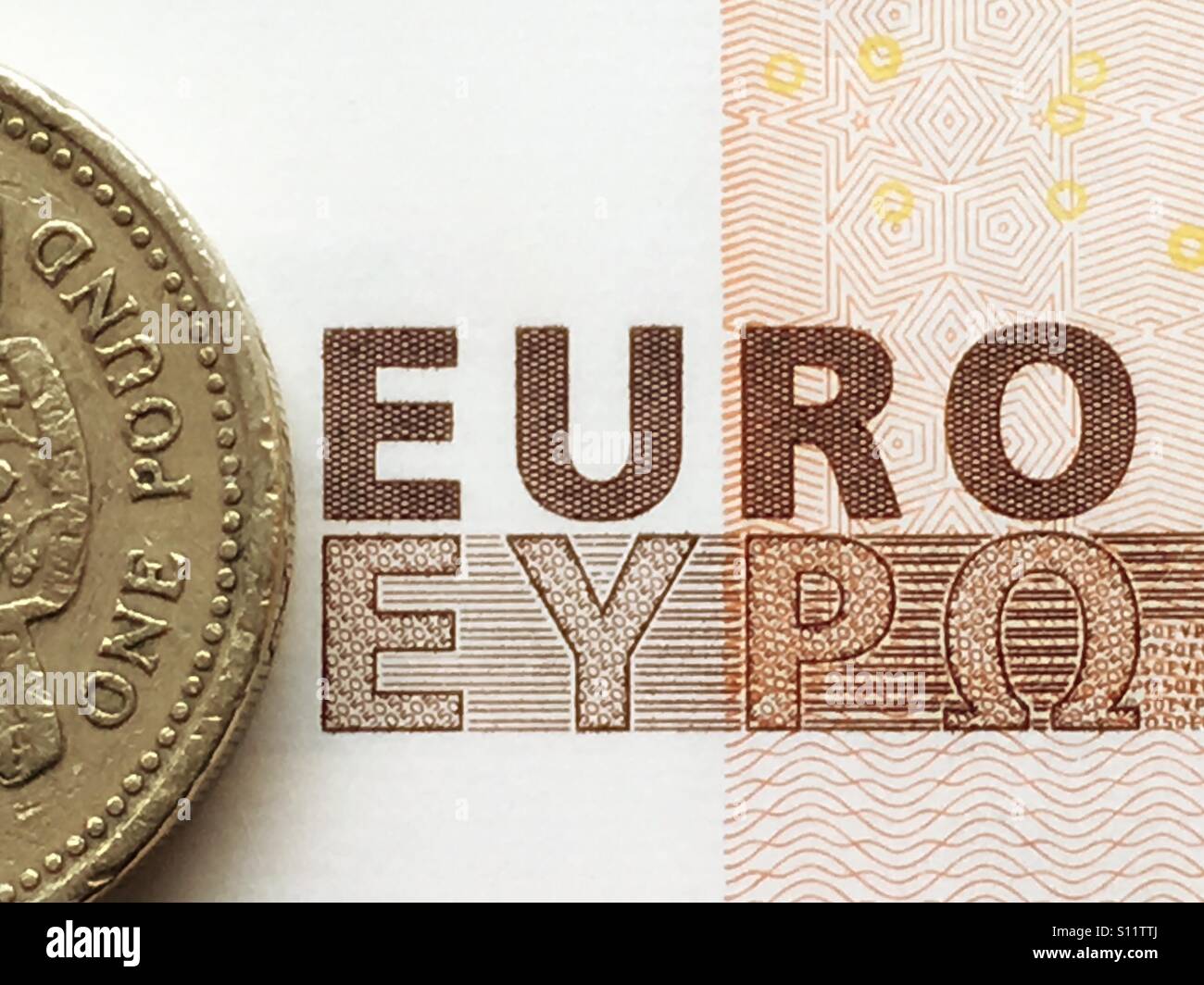 Una libbra di moneta e banconota in Euro - Immagine stock catturata con smartphone