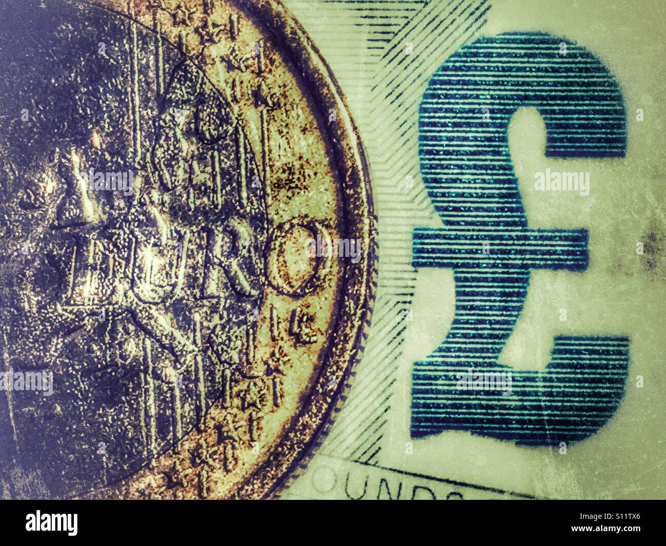 Euro monete e il simbolo £ su un € 5 nota - Immagine stock catturata con smartphone