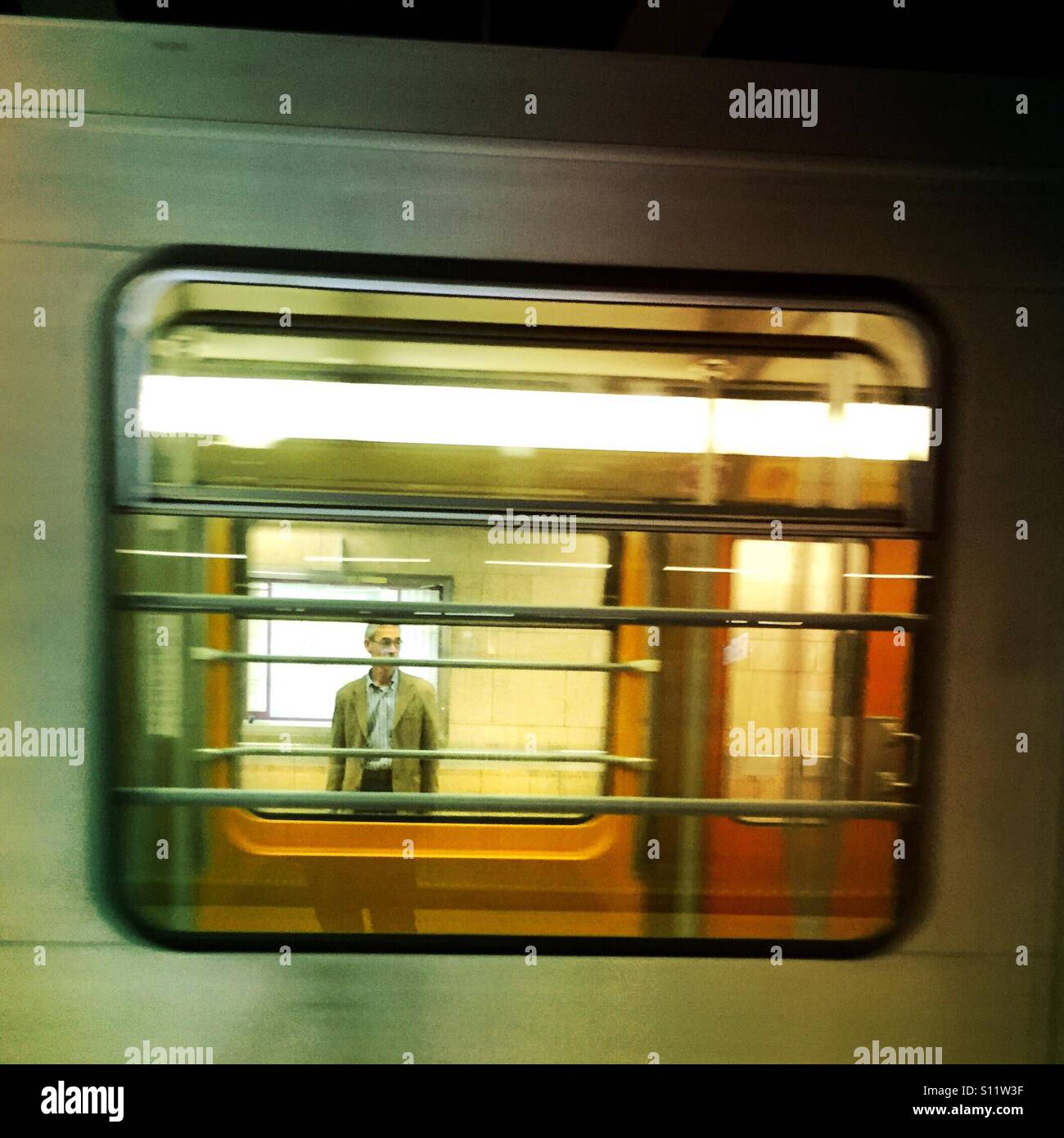 Finestra nell'anima. L'uomo visto attraverso le finestre di una metropolitana auto. - Immagine stock catturata con smartphone