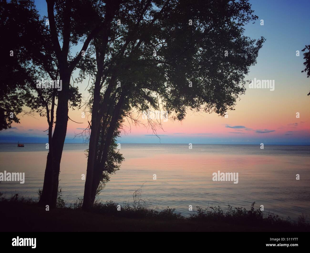 Estate tramonto sul lago Ontario - Immagine stock catturata con smartphone