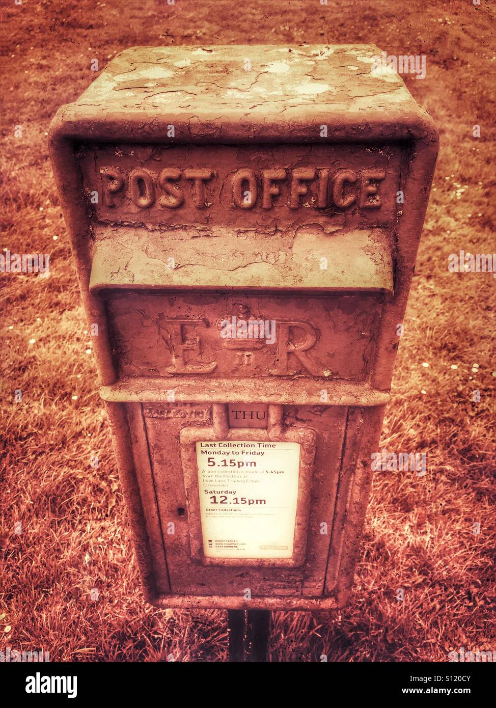 Una distorta e antiche immagini di effetto di un vecchio Royal Mail Post Office lettera e confezione piccola scatola di raccolta. La casella visualizza le lettere ER che raffigura il regno della regina Elisabetta II. - Immagine stock catturata con smartphone