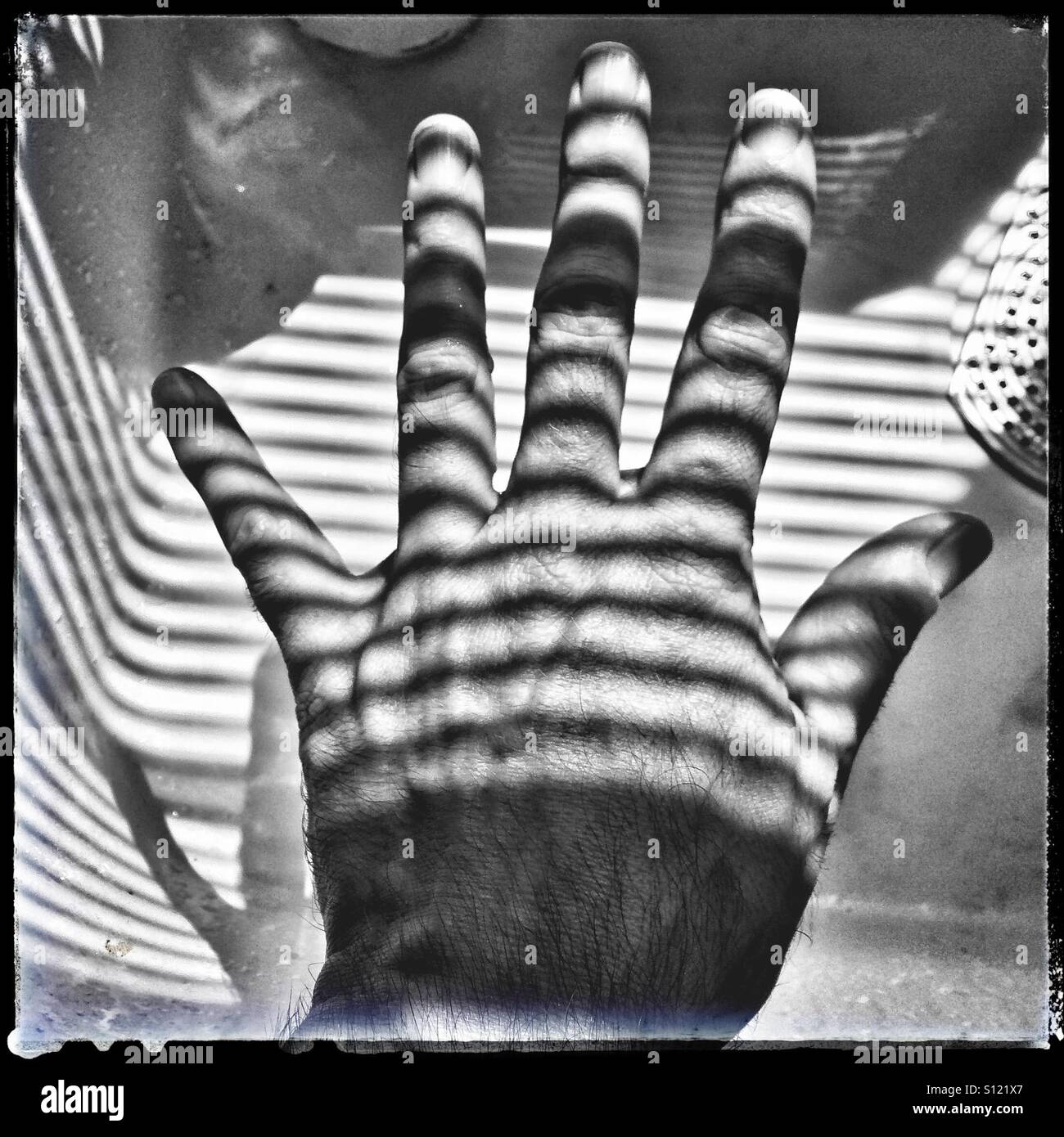 Mano bianca e nera - Immagine stock catturata con smartphone