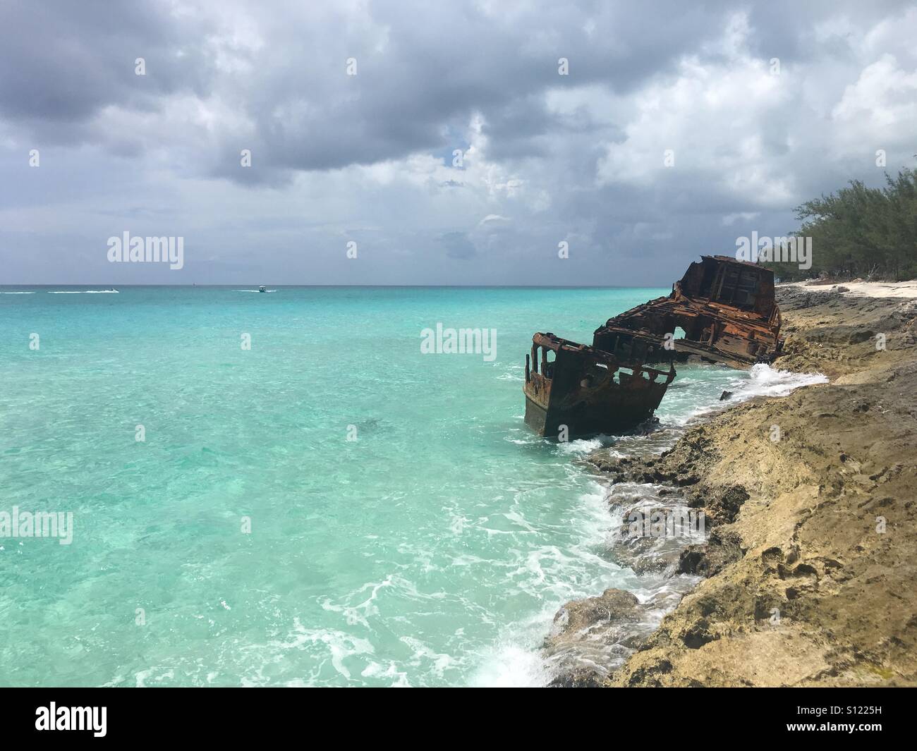 Naufragio sulle rocce Foto Stock