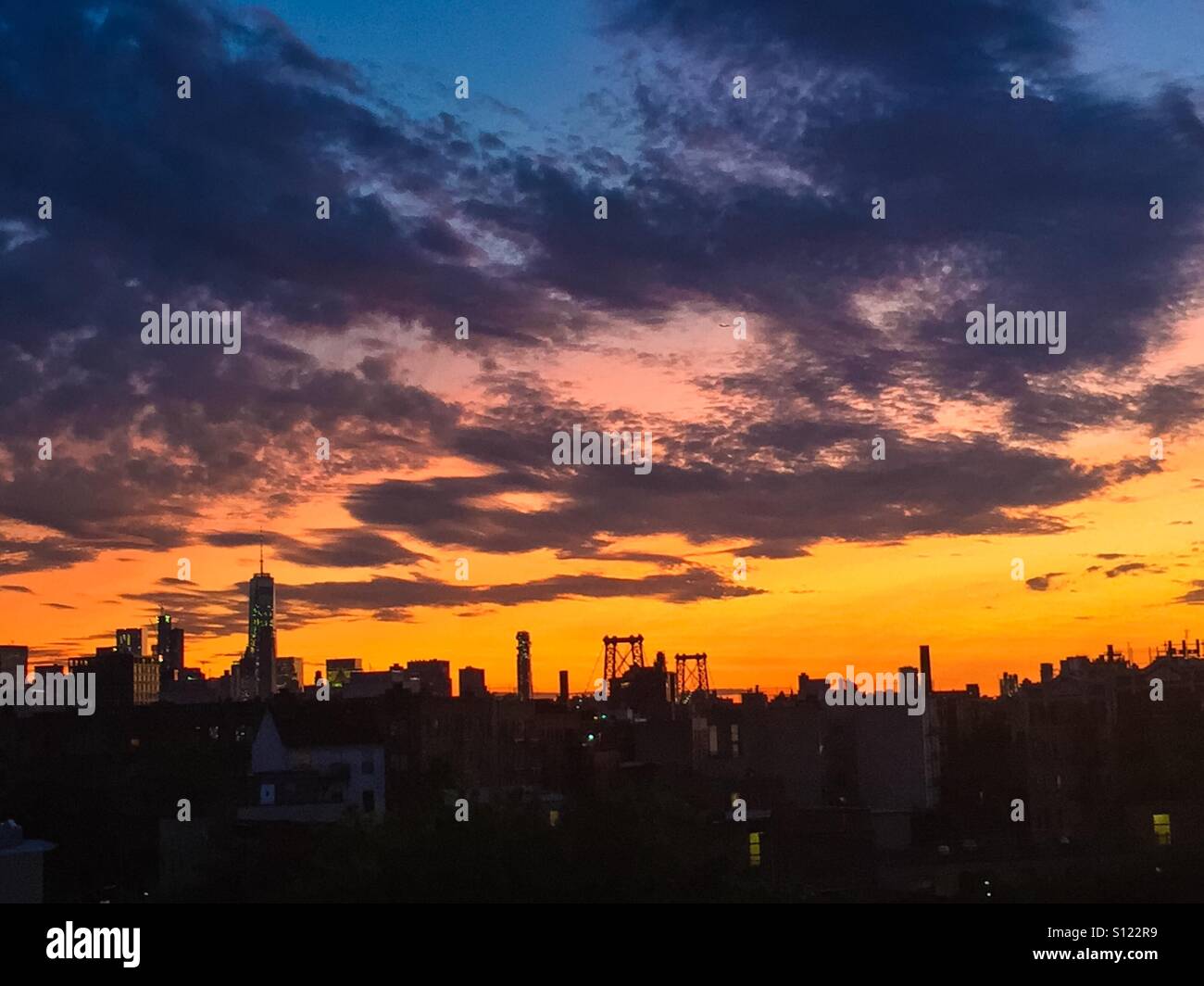 New York City tramonto dalla vista di Williamsburg, Brooklyn. Foto Stock