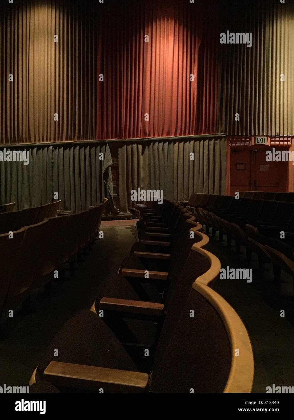 Vecchio, delapitated cinema interno con segnale di uscita - Immagine stock catturata con smartphone