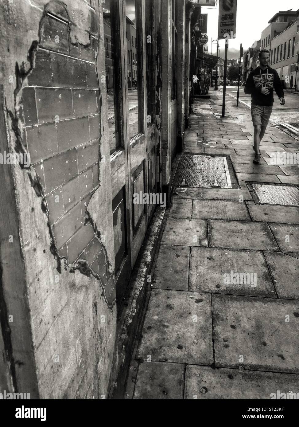 Parete, mattoni, asfalto. Texture. Camden Town. Londra, Inghilterra Foto Stock