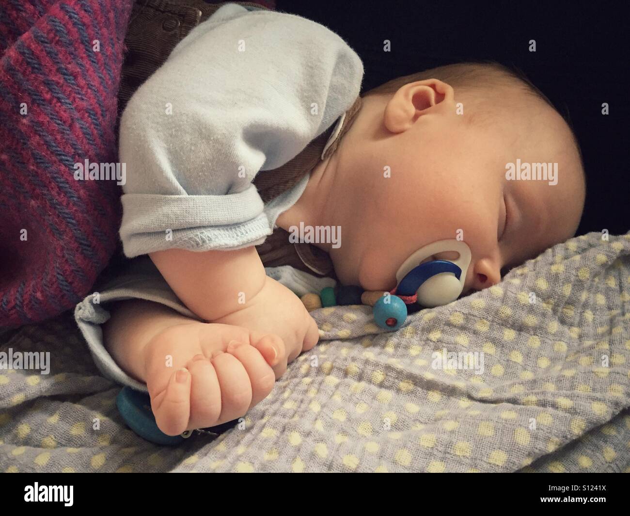 6 mesi di età bambino addormentato con un succhietto, Germania Foto Stock