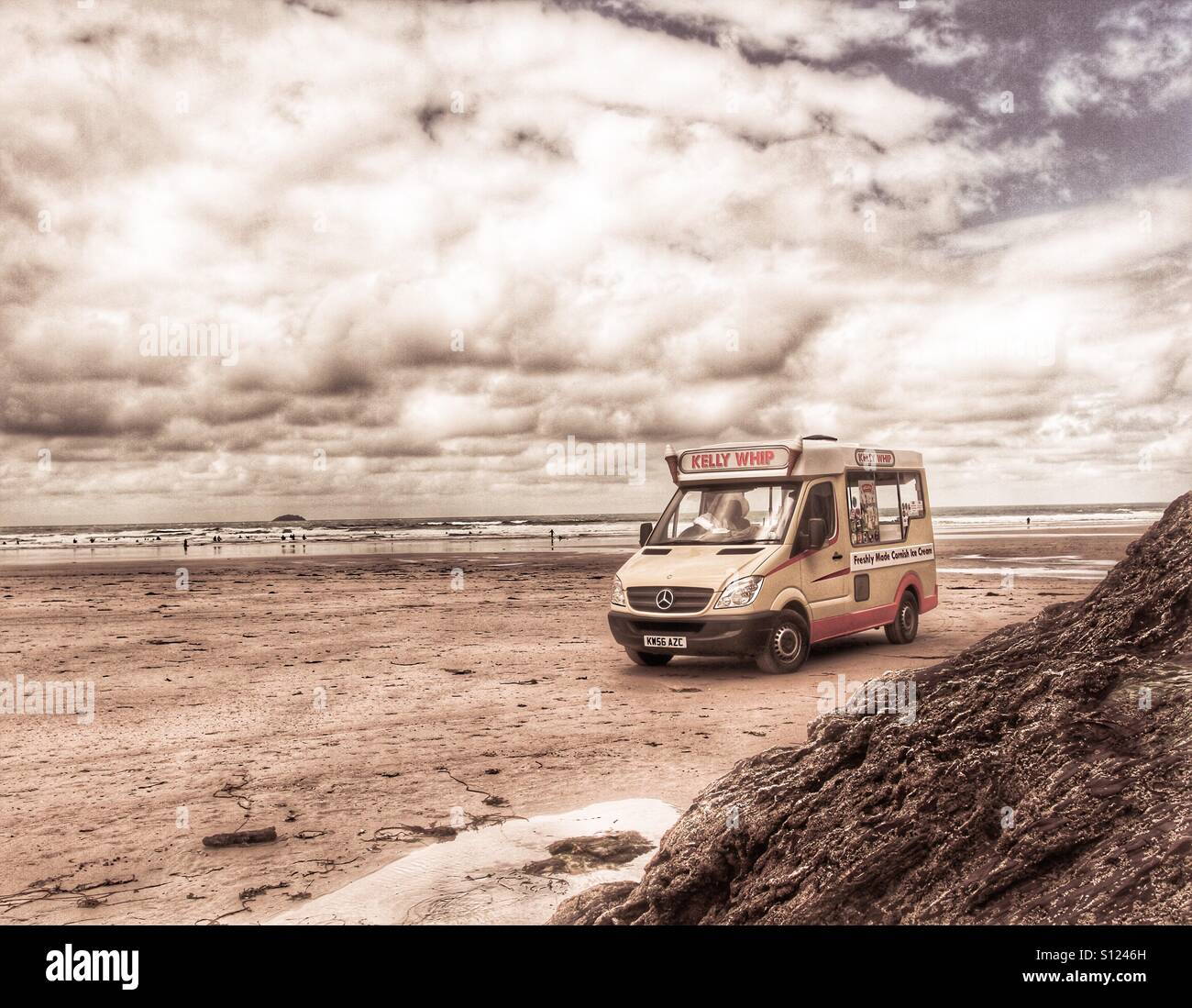 Un vintage ice cream van su una tranquilla spiaggia della Cornovaglia. Foto Stock