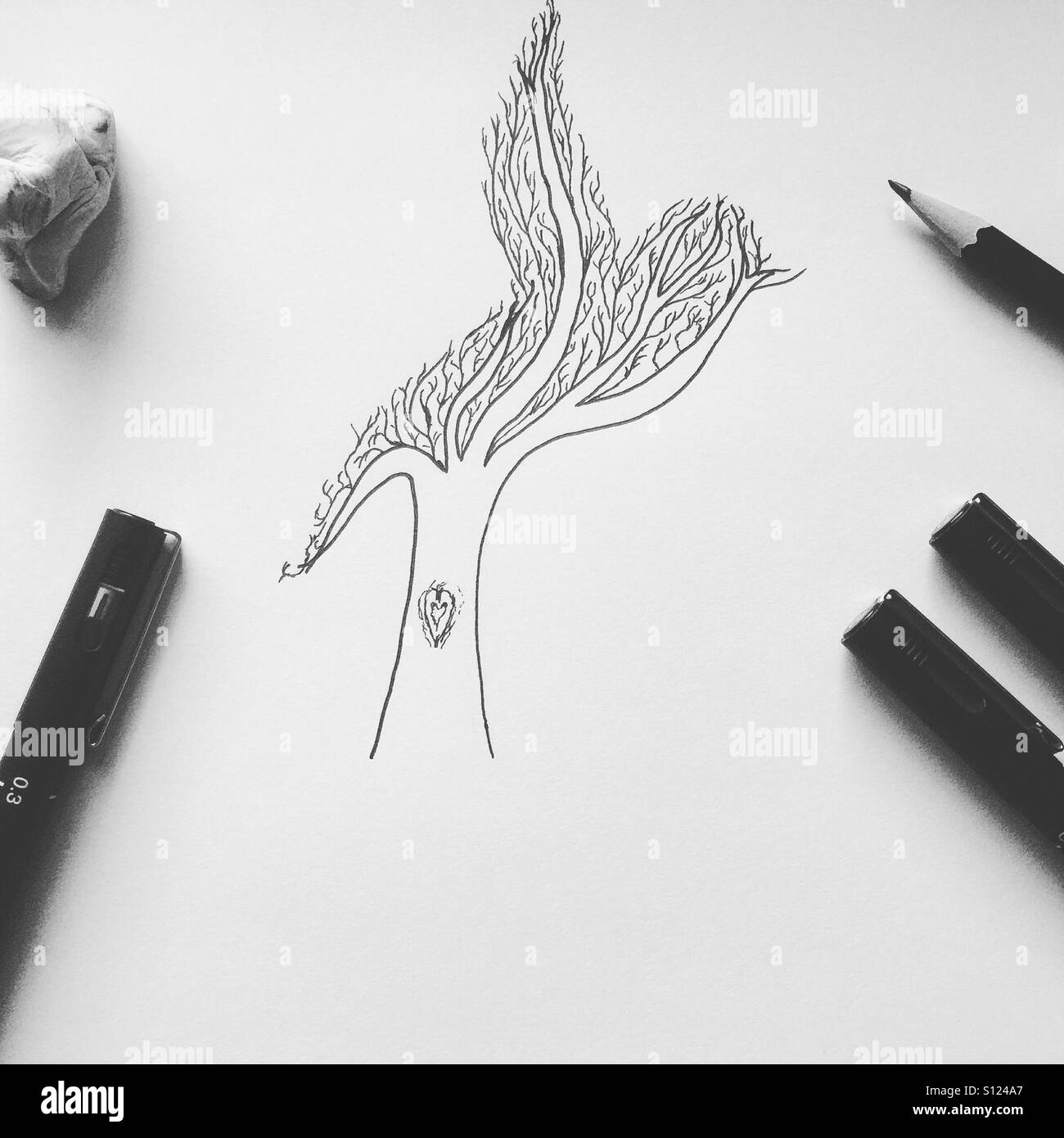 Disegnata a mano albero nella forma di un uccello - Immagine stock catturata con smartphone