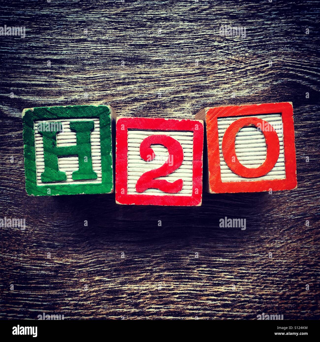 H2O abbreviazione parola scritta con il blocchetto di legno lettera dei giocattoli - Immagine stock catturata con smartphone