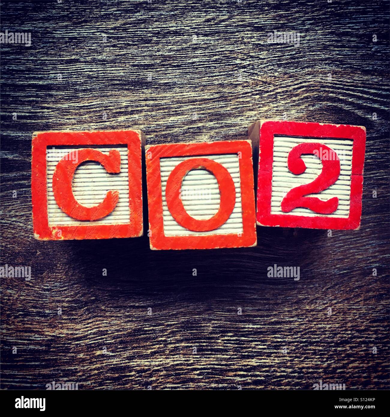 CO2 abbreviazione parola scritta con il blocchetto di legno lettera dei giocattoli - Immagine stock catturata con smartphone