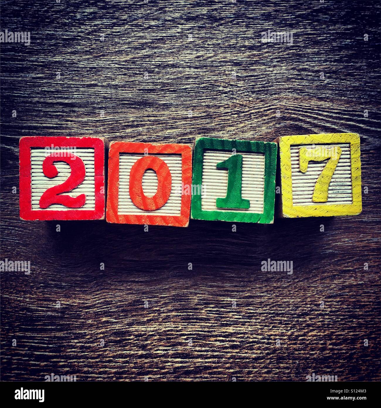 Anno 2017 scritto con un blocco di legno giocattoli numero - Immagine stock catturata con smartphone