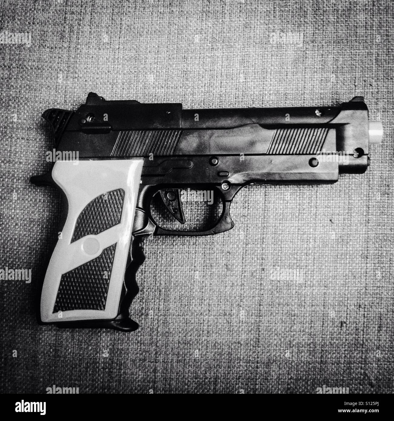 Pistola giocattolo in bianco e nero Foto Stock