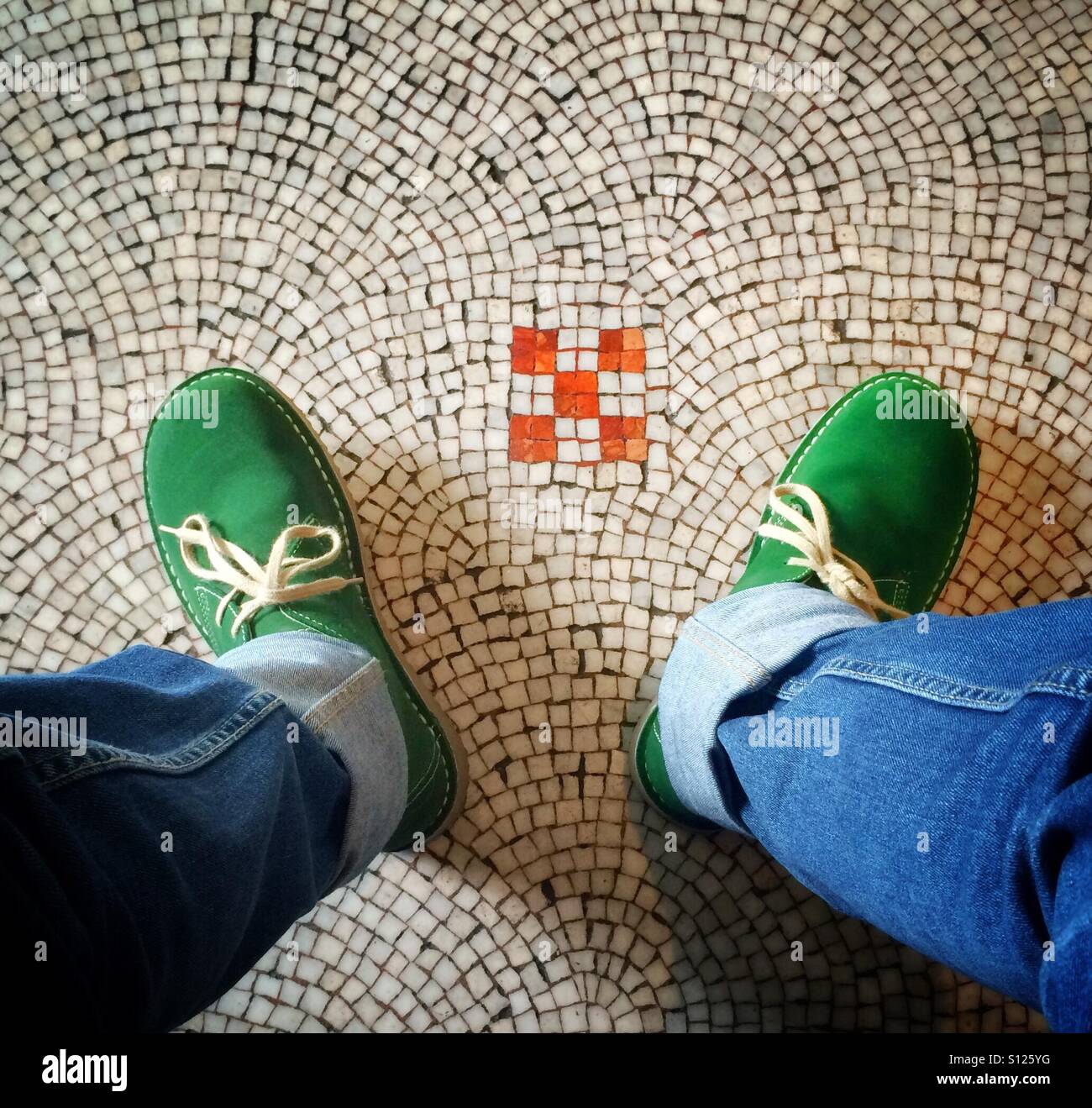 Green scarpe scamosciate sul pavimento musivo della National Portrait Gallery di Londra, Inghilterra - Immagine stock catturata con smartphone