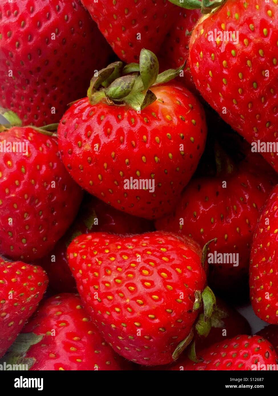 Le fragole che copre tutto il telaio - Immagine stock catturata con smartphone