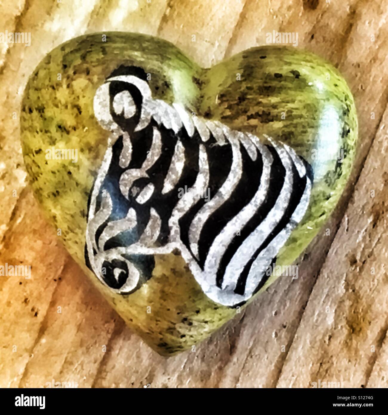 Cuore di pietra ollare decorata con una zebra, Kenya - Immagine stock catturata con smartphone