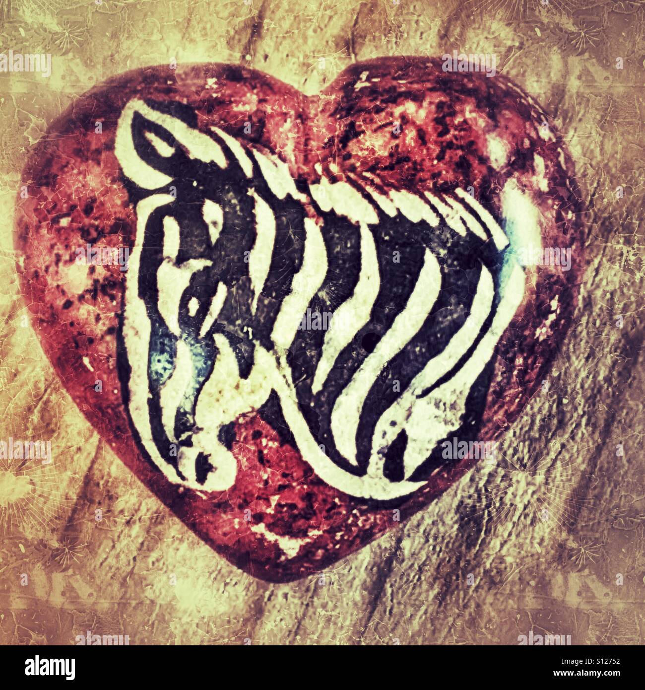 Cuore di pietra ollare decorata con una zebra, Kenya. - Immagine stock catturata con smartphone