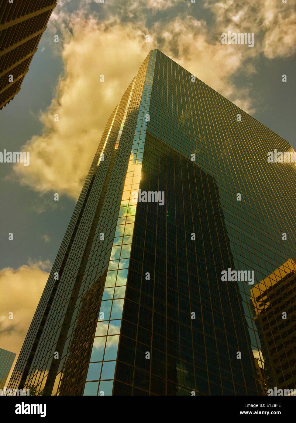 Edificio per uffici - Immagine stock catturata con smartphone