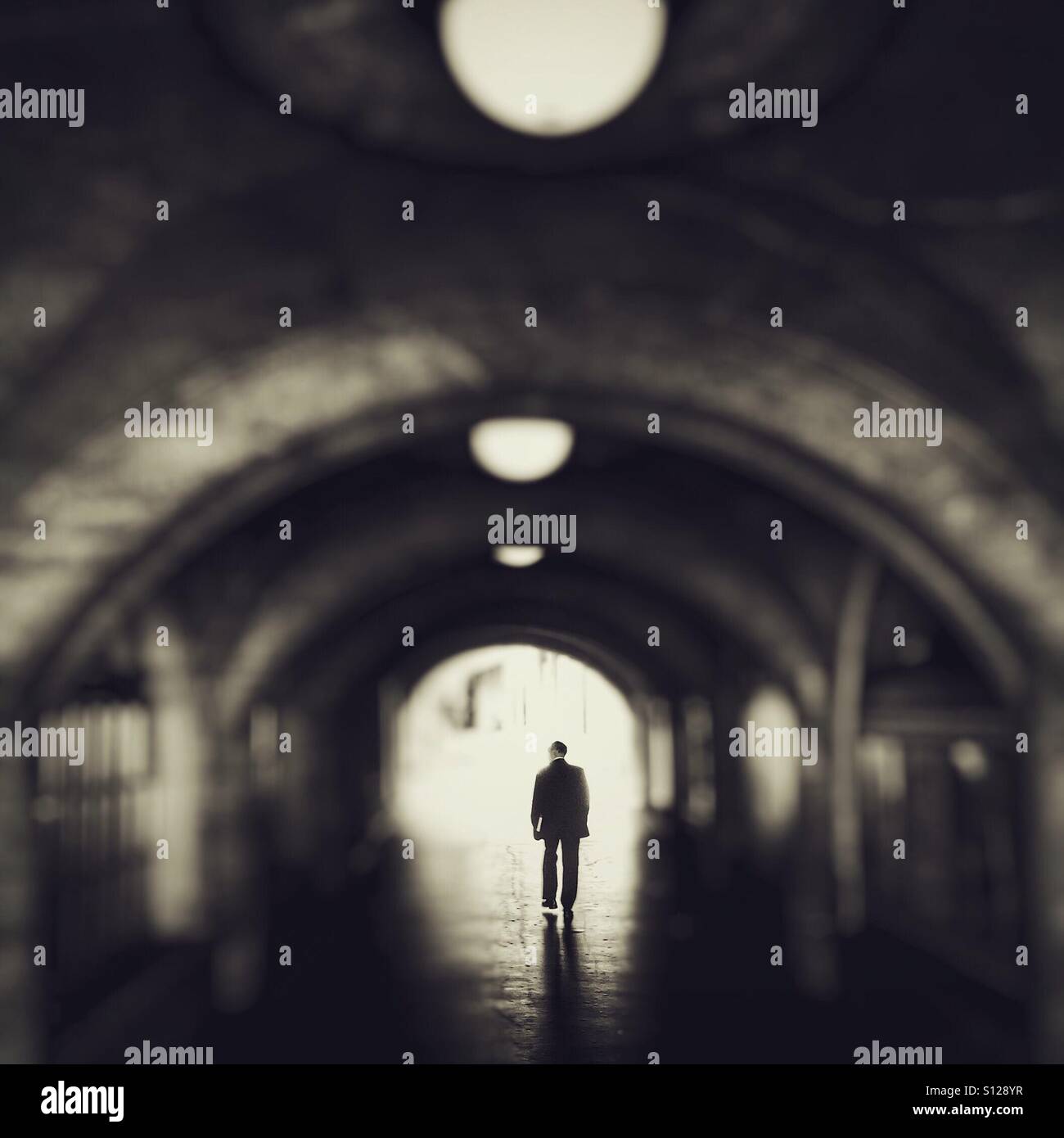 Lone figura maschile in una via di passaggio, Berna, Svizzera Foto Stock