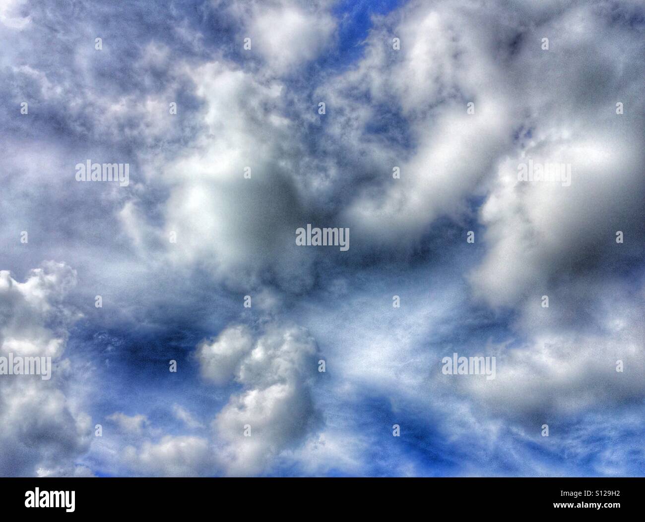 Nubi gonfie - Immagine stock catturata con smartphone