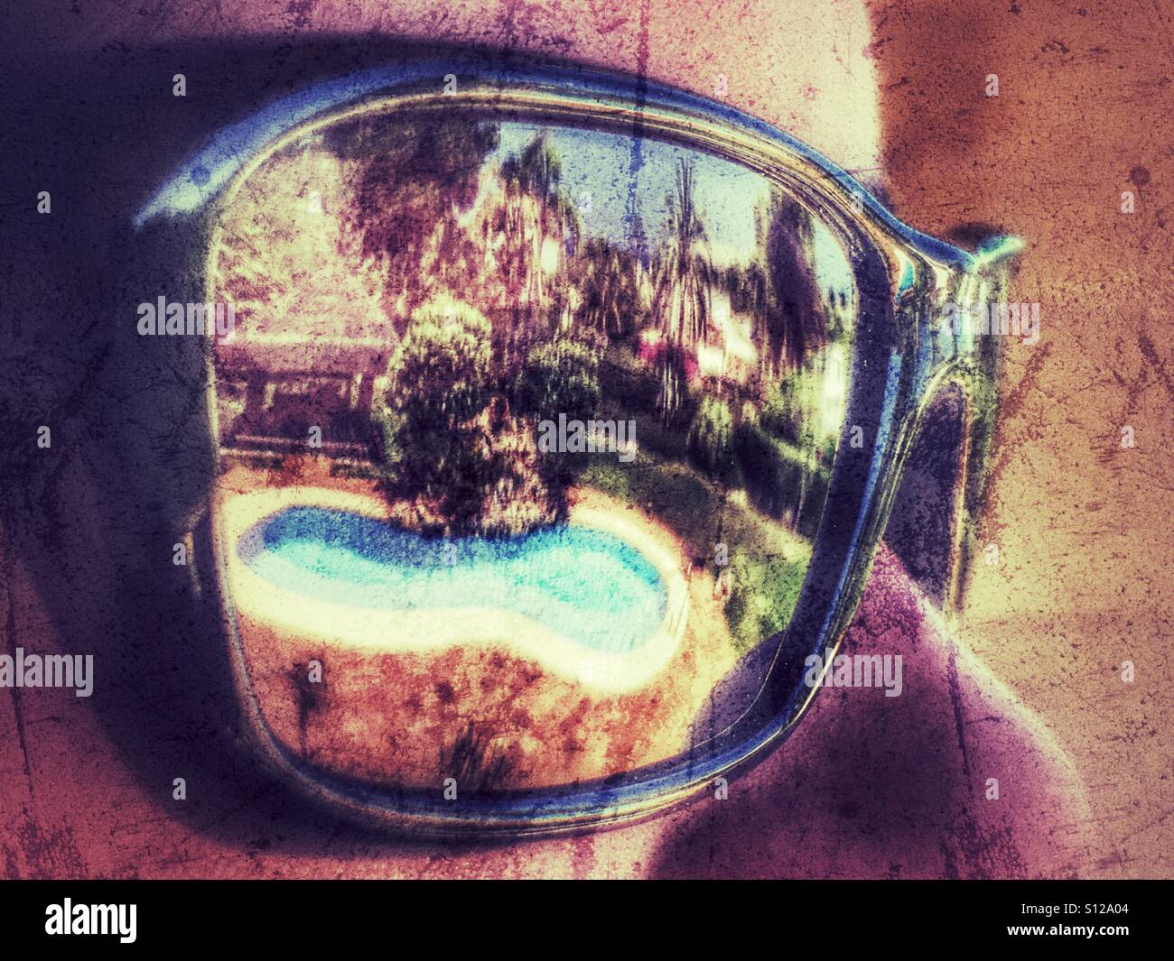 Piscina riflessa nella donna di occhiali da sole. Foto Stock