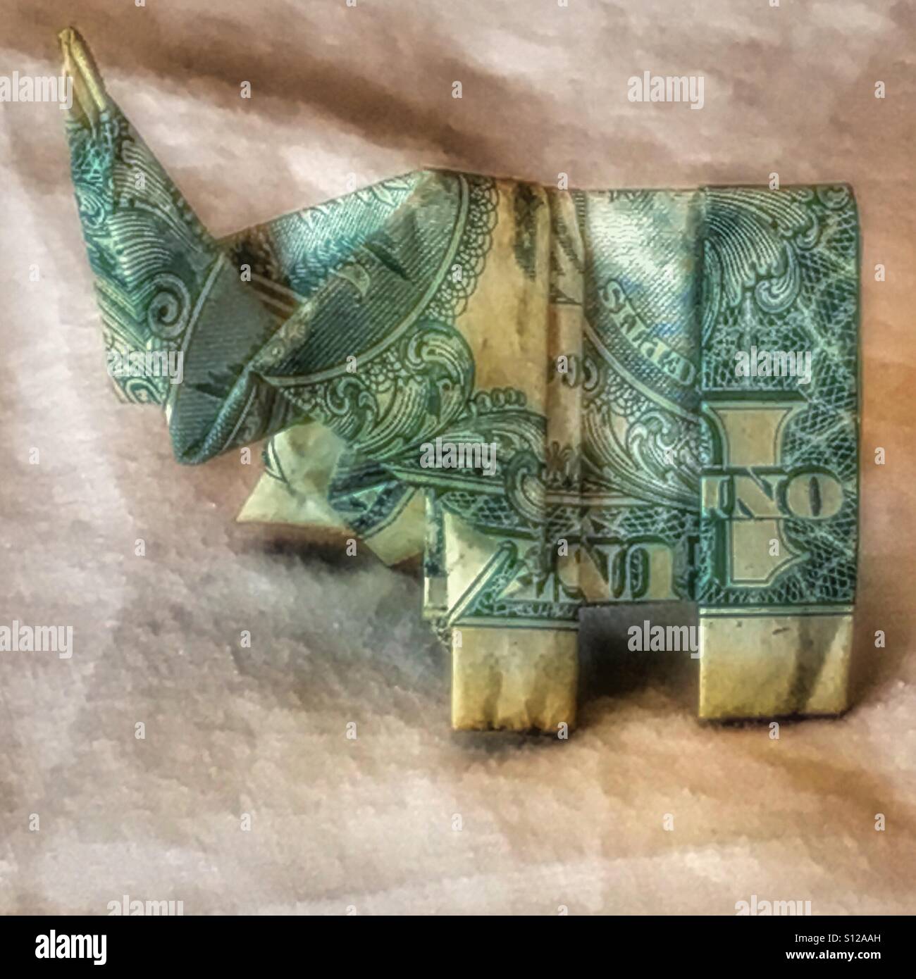 Origami elefante realizzato con un US $ 1 fattura - Immagine stock catturata con smartphone