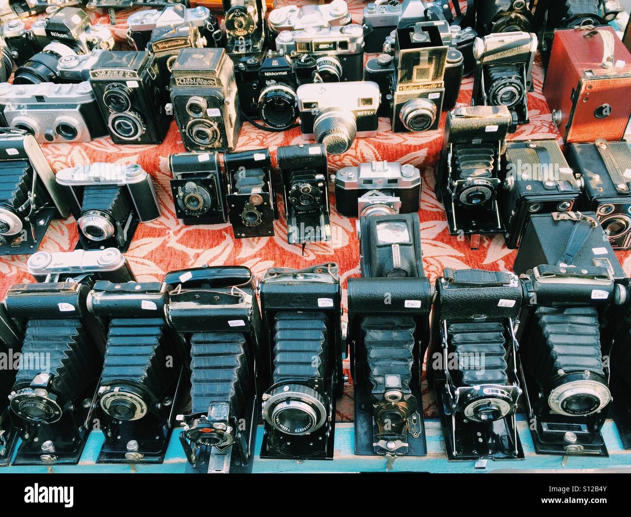 Telecamere nel mercato di Portobello Road Foto Stock