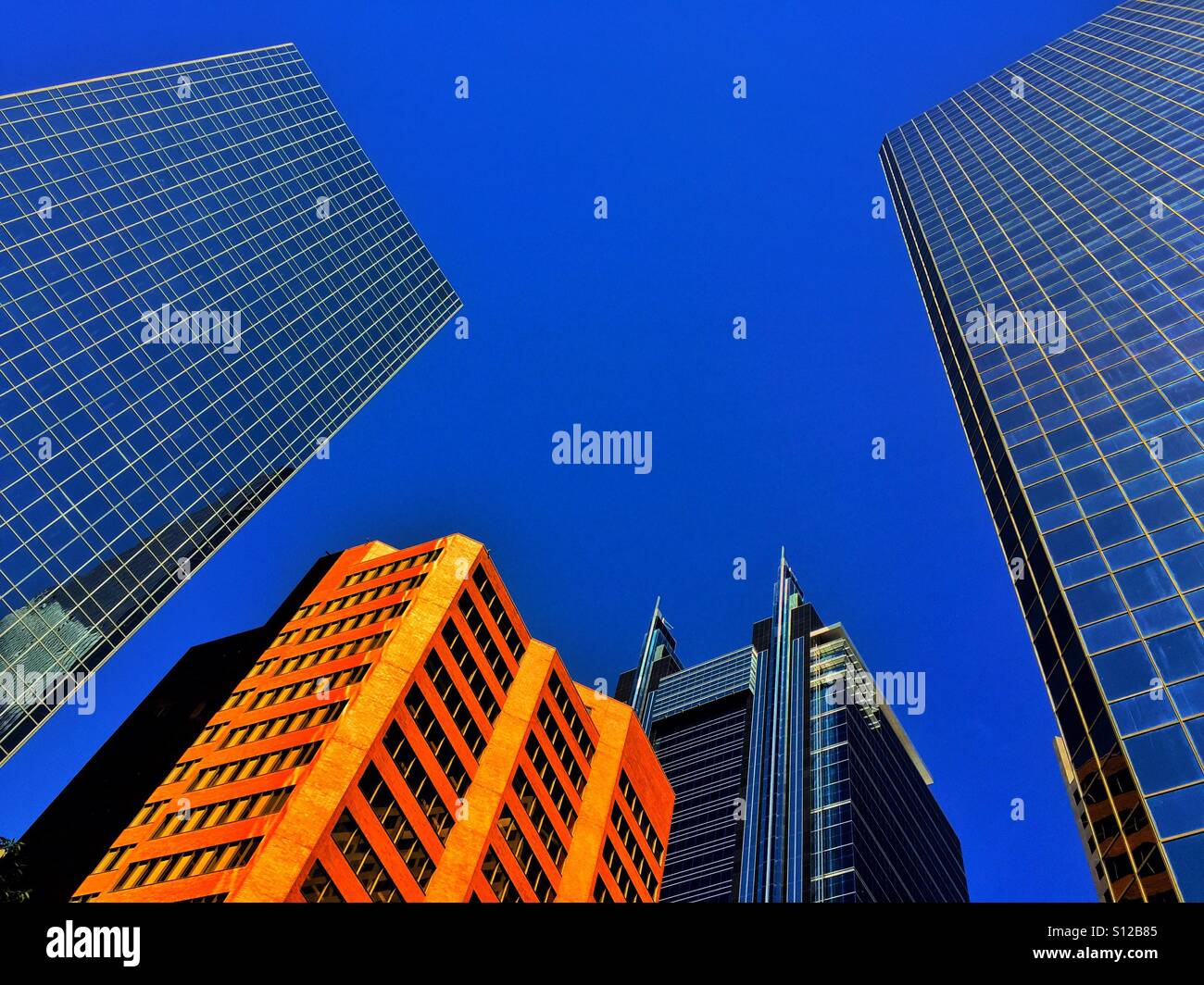 Edifici per uffici e cielo blu nel centro di Calgary, Alberta , Canada - Immagine stock catturata con smartphone