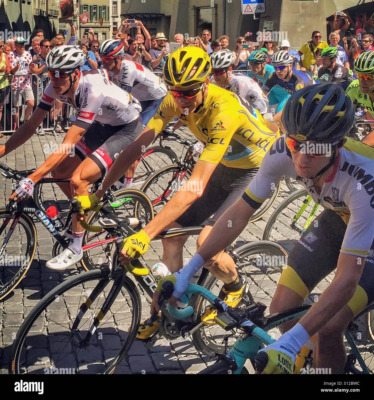 Tour de France piloti a Berna, compresi Chris Froome in maglia gialla Foto Stock