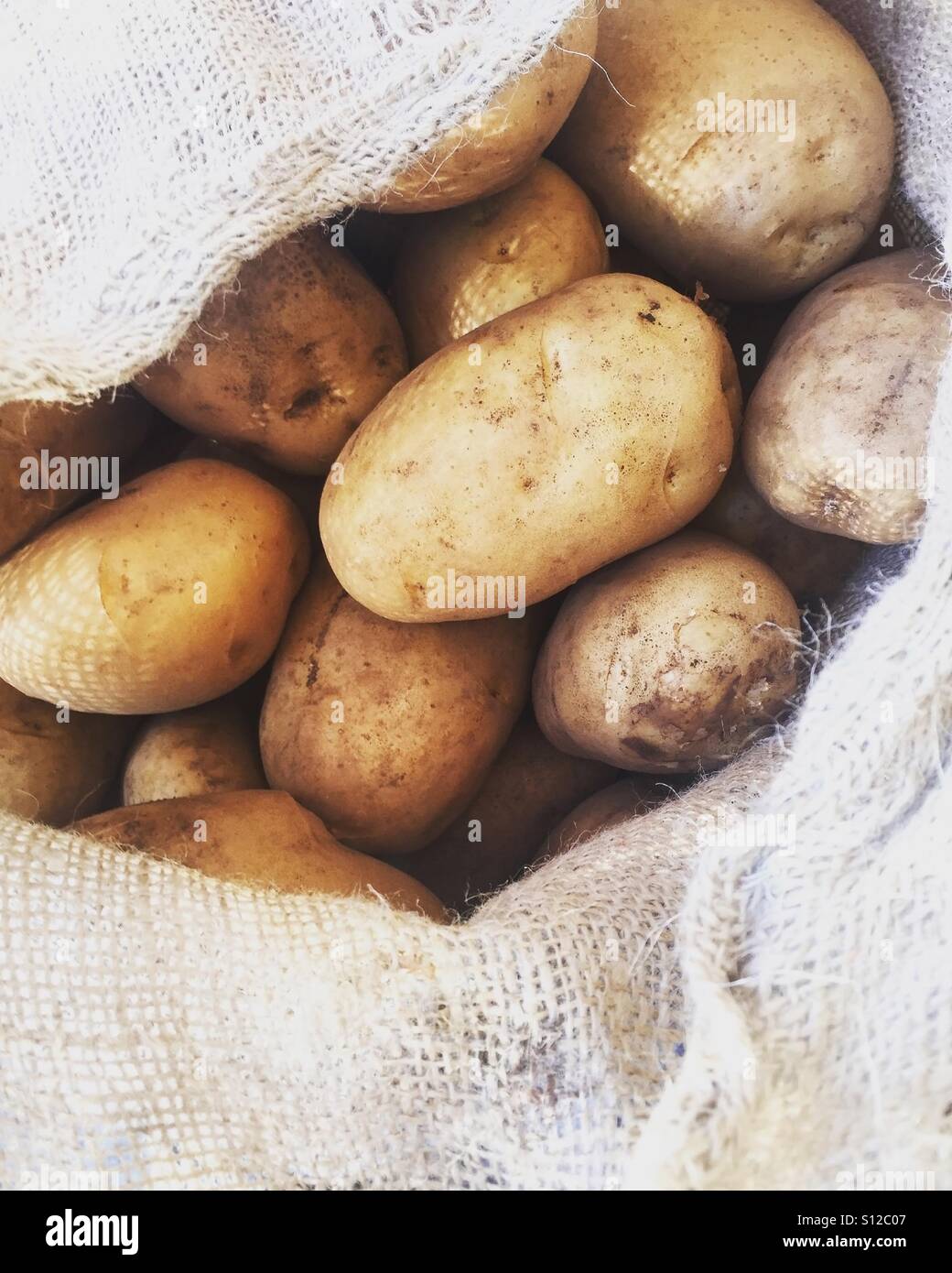 Patate fresche nel sacco vista superiore Foto Stock