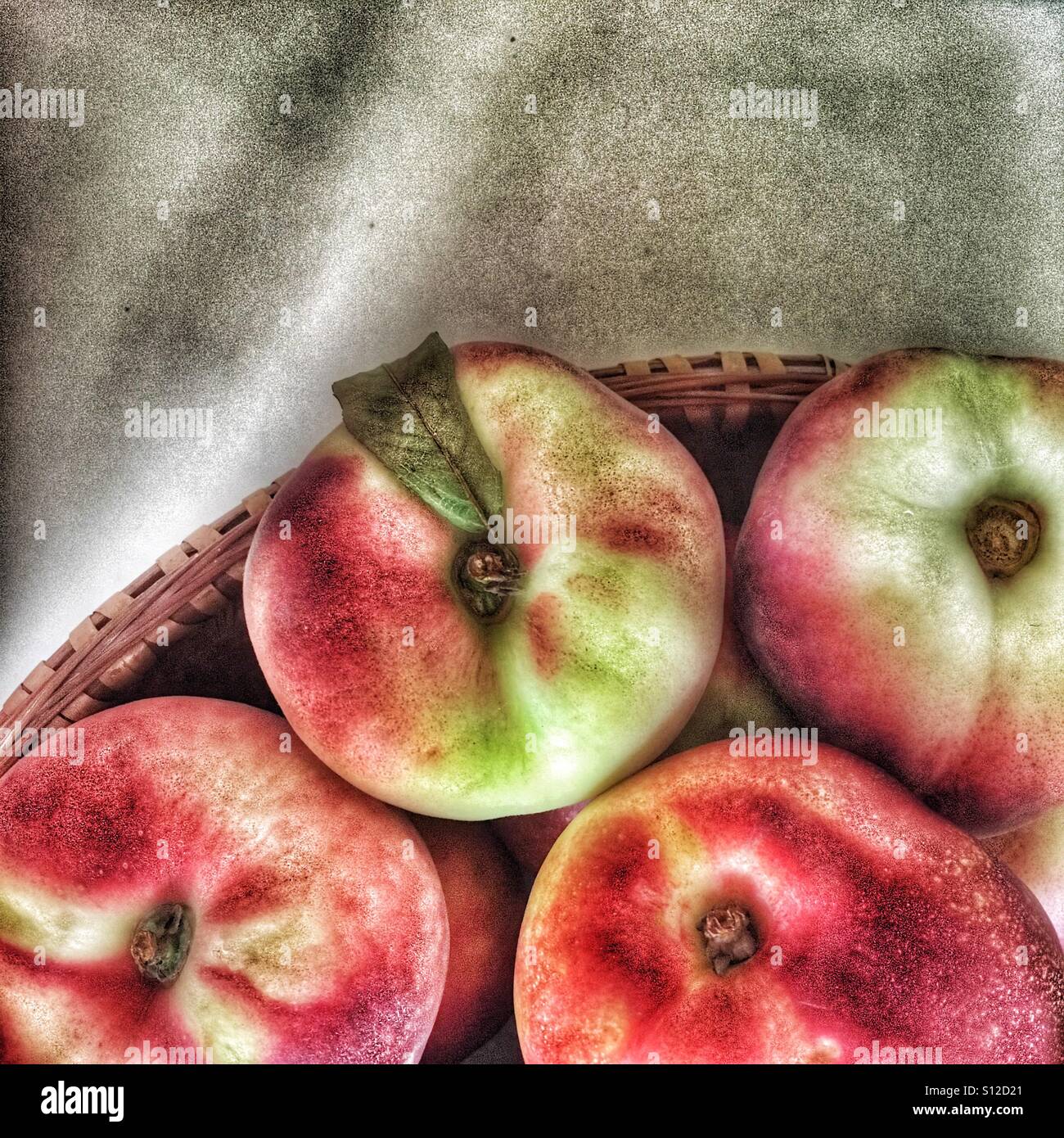 Cesto di nettarine e pesche noci e paraguayas Foto Stock