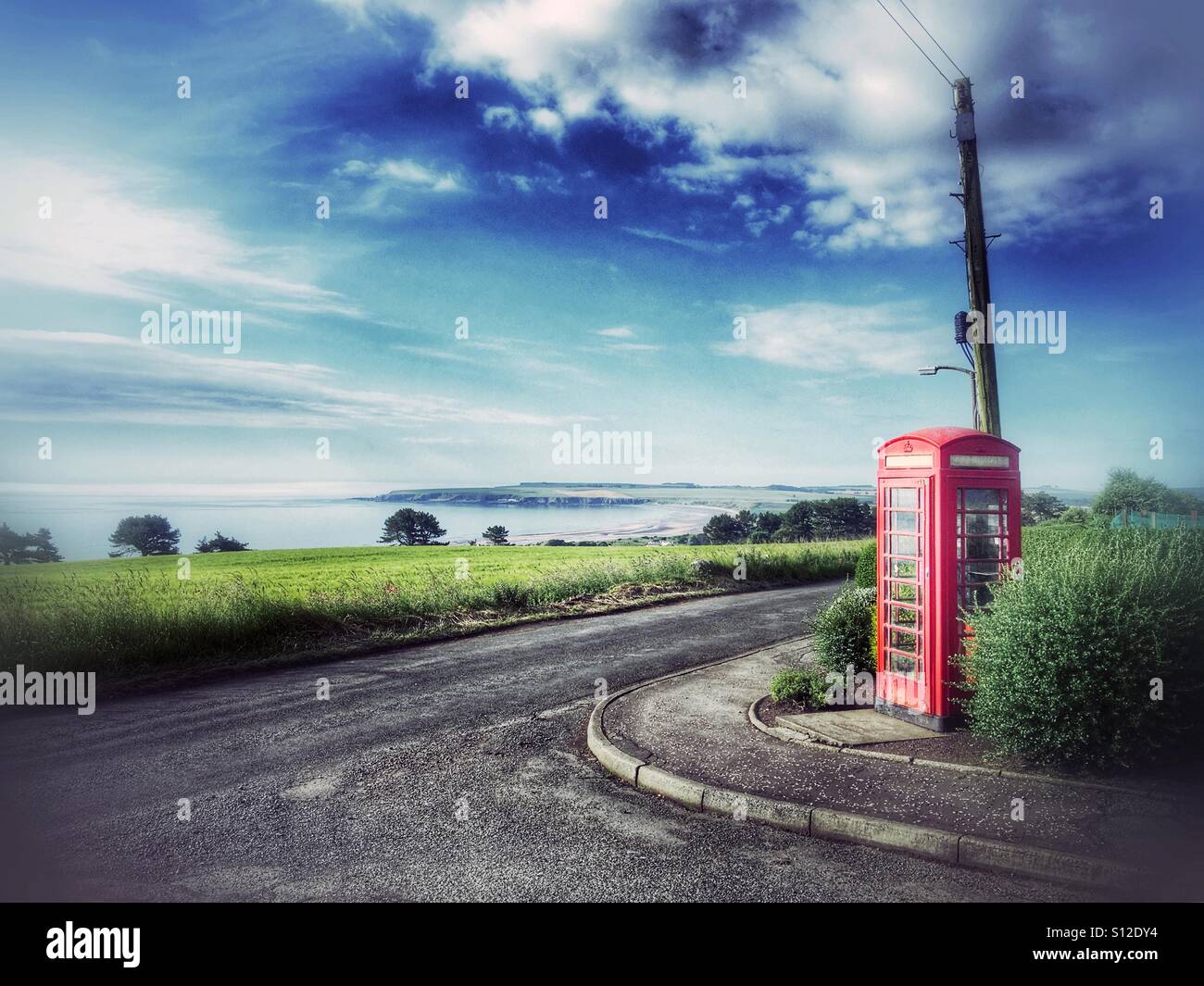 Telefono rosso casella chiamata a Braehead di Lunan, affacciato sulla Baia di Lunan, Montrose Scozia, Regno Unito. Foto Stock