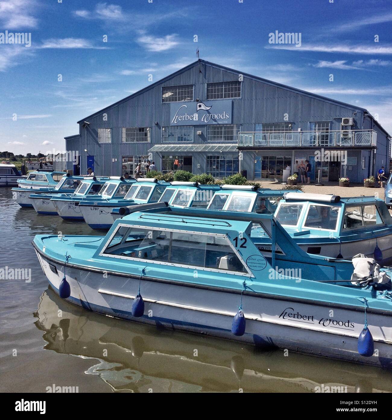 Giorno noleggio barca a Herbert boschi nel Potter Heigham su Norfolk Broads in Norfolk England Regno Unito Foto Stock