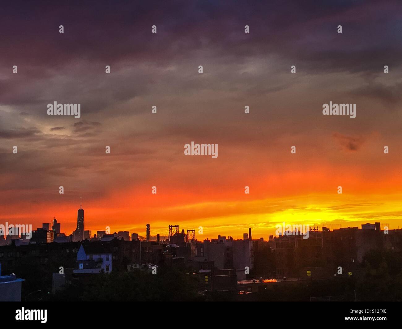New York City sunset in estate dal punto di vista di Williamsburg, Brooklyn . - Immagine stock catturata con smartphone