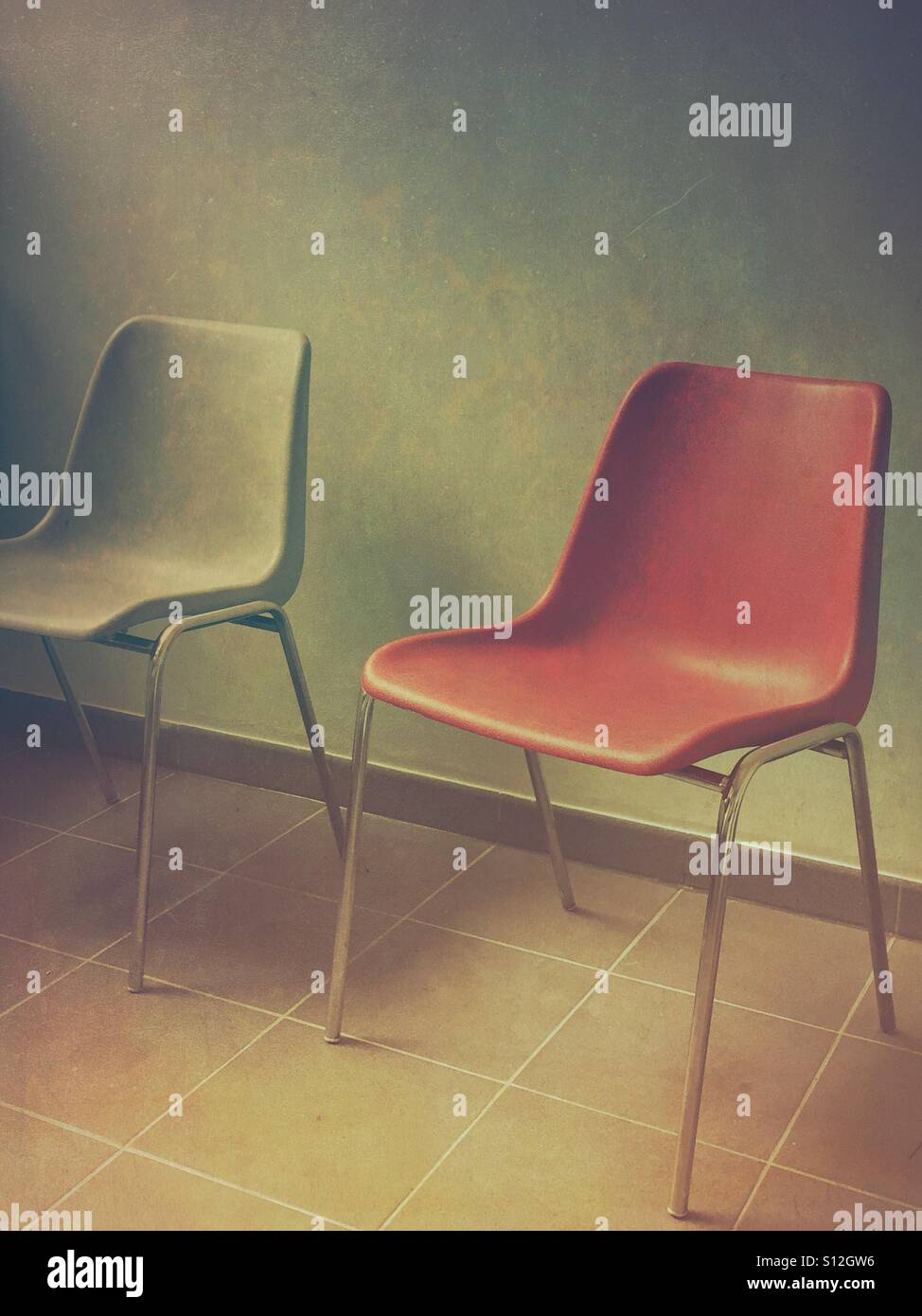 Lonely sedia rossa in sala d'attesa - Immagine stock catturata con smartphone