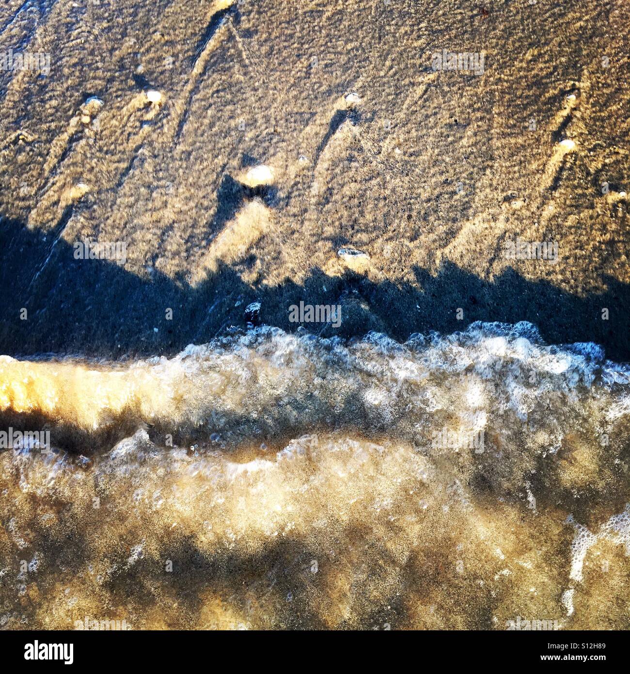 Mare lambisce la sabbia. Foto Stock