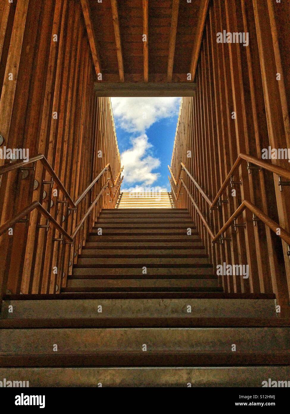 Guardando in alto la rampa di scale verso il cielo blu Inghilterra Regno Unito Gran Bretagna - Immagine stock catturata con smartphone