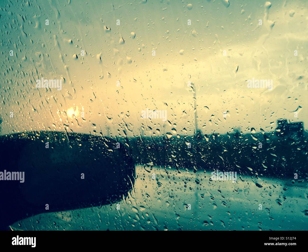 Tempo piovoso in Columbus Ohio al crepuscolo noir Instagram grunge sentire sfondo astratto. Stockimo/Marianne A. Campolongo Foto Stock
