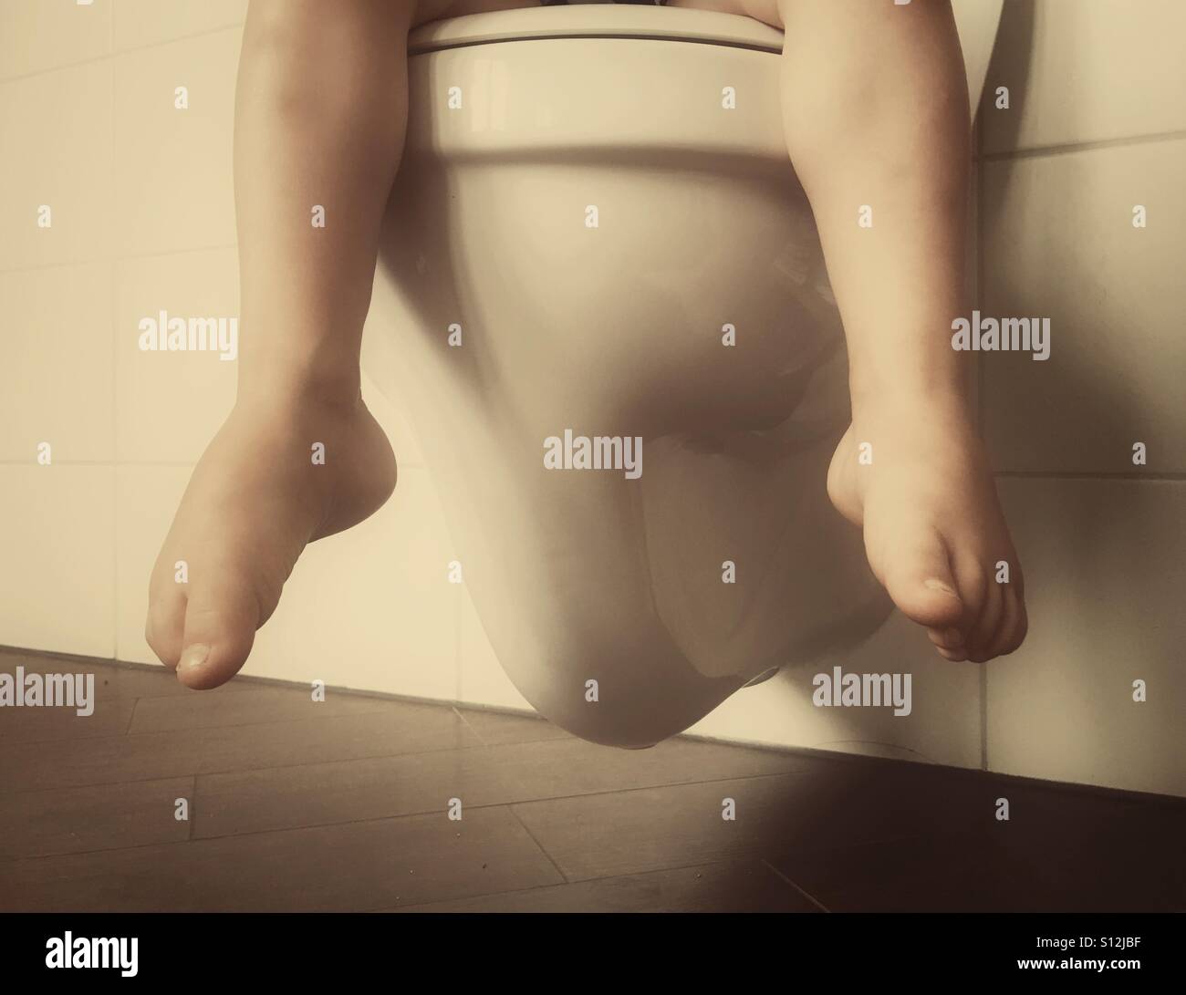 Seduto sul water immagini e fotografie stock ad alta risoluzione - Alamy