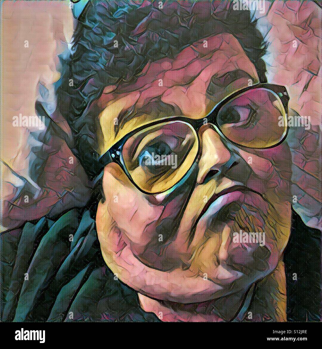 Un artistico, abstract distorto artwork digitale del volto di un accigliata donna che indossa gli occhiali - Immagine stock catturata con smartphone