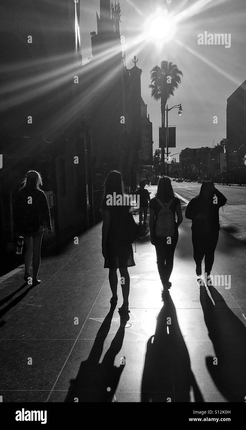 I turisti a piedi lungo la Hollywood Walk of Fame in Hollywood, la California. Foto Stock