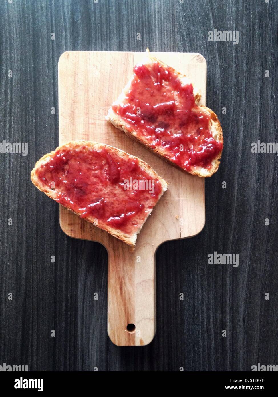 La colazione italiana con marmellata e pane Foto Stock