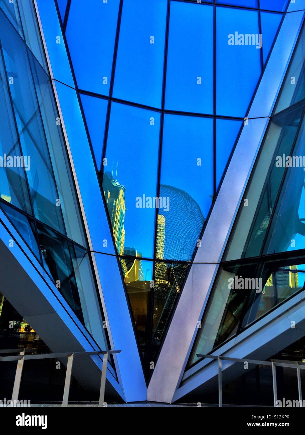 "Prua" riflette la Calgary downtown core - Immagine stock catturata con smartphone
