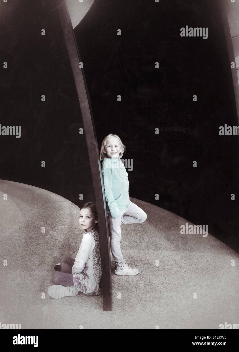 Due ragazze aspettare da un permanente di arte di installazione in Aeroporto Internazionale Pearson. Foto Stock