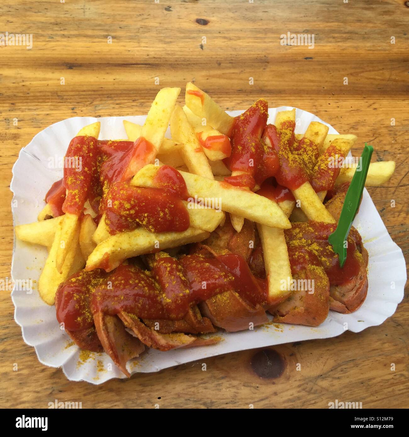 Una piastra di curry wurst e patatine fritte , salsa speziata salsicce e patate fritte, un preferito a Berlino Germania Foto Stock