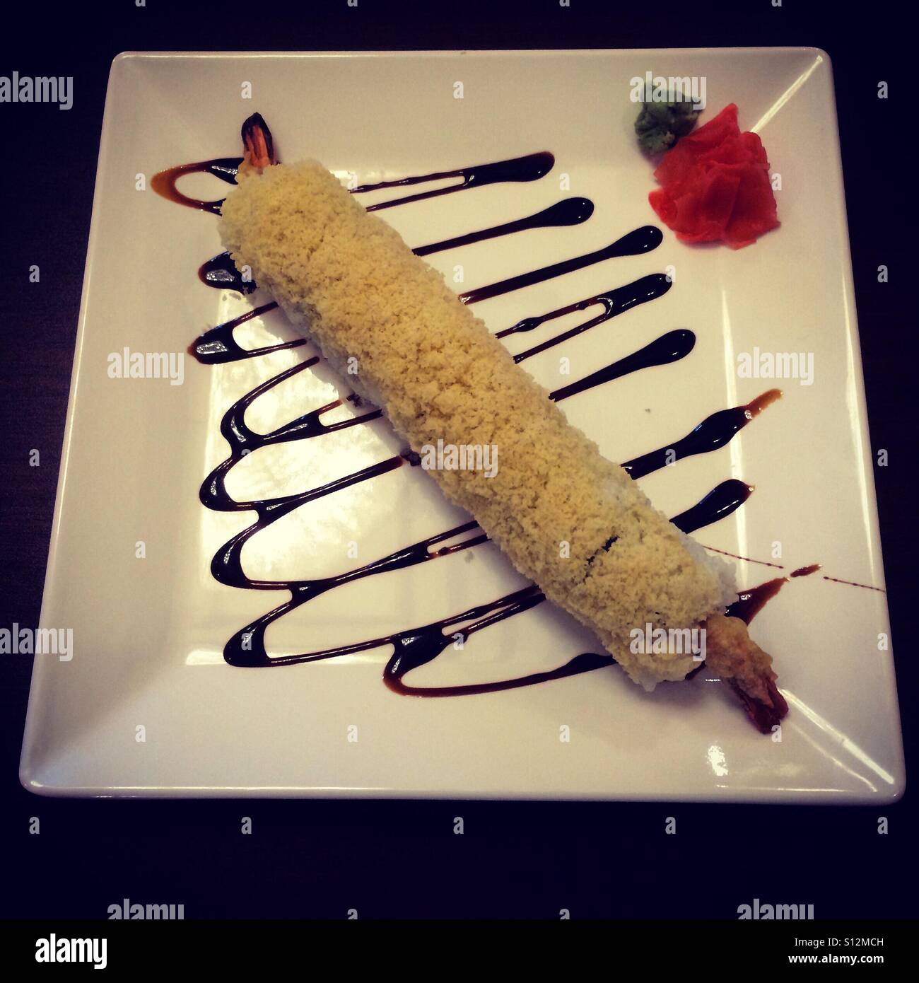 Croccante Roll sushi, il cibo giapponese sulla lastra decorata. Foto Stock