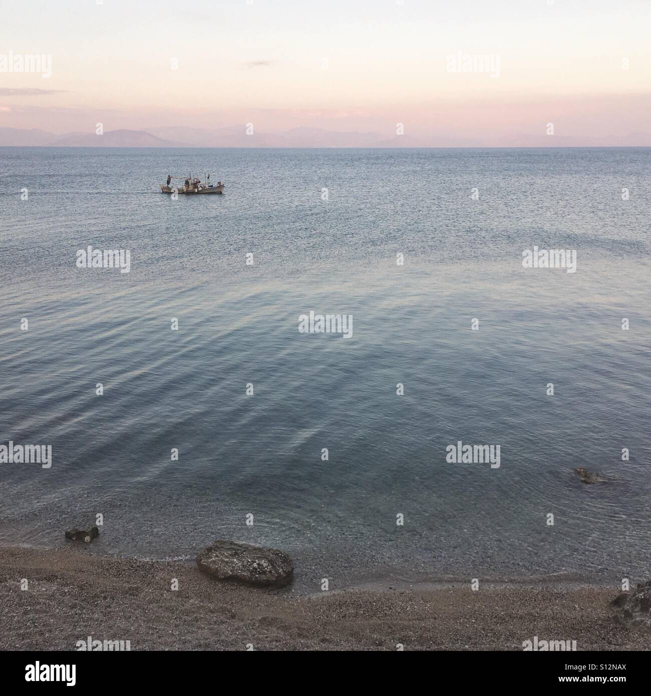 Barca sul mare di sera a Benitses Corfu Grecia Foto Stock